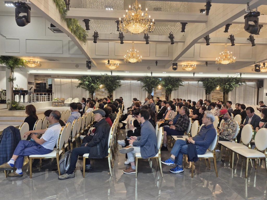 Busan audience side view at an elegant venue